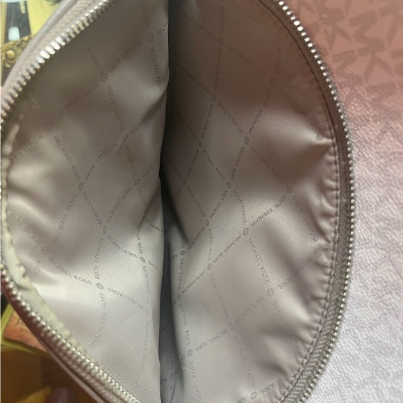 Michael Kors Abby large monogram, tech friendly backpack - Picture 7 of 9